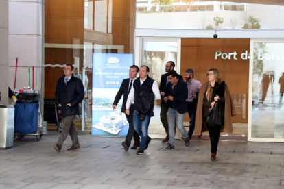 Part de la comitiva judicial sortint de les oficines de l’Autoritat Portuària World Trade Center.