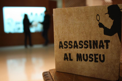 Dos jóvenes, al fondo, participando en ‘Assassinat al Museu’. 
