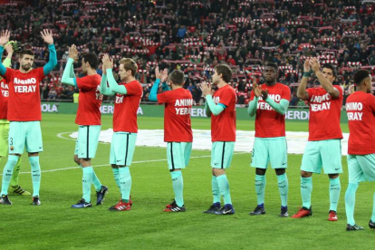Els jugadors del Barça van sortir amb una samarreta de suport al jugador de l’Athletic Yeray Álvarez.