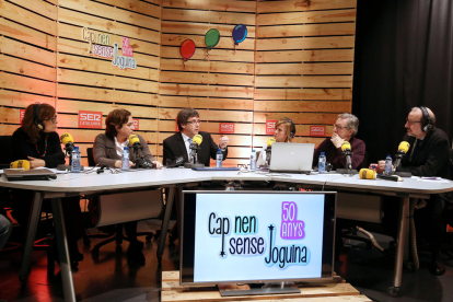 Puigdemont y Ada Colau, ayer en Ràdio Barcelona.