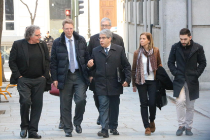 Homs llega al Supremo junto a su mujer, Tardà y algunos diputados.