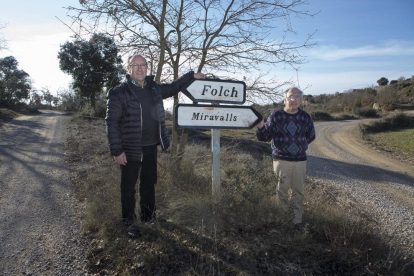 El alcalde de Biosca, Corneli Caubet, y Josep Bracons, propietario de la masia Folch.