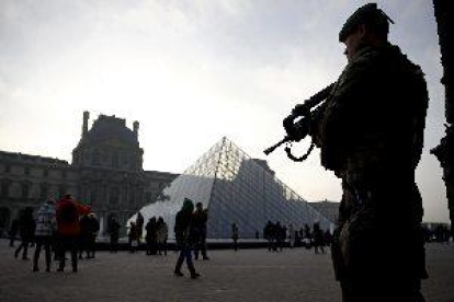 Un soldado dispara contra un hombre armado con un cuchillo cerca del museo del Louvre