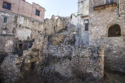 Una vista de la part alta del nucli agregat de Castellnou d’Oluges, afectat per l’abandó de cases.