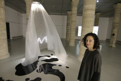 Eulàlia Valldosera, al costat de la instal·lació ‘Plastic mantra’, que es completa amb projecció de vídeo.