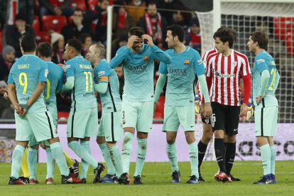 Los jugadores barcelonistas reclaman al colegiado Fernández Borbalán un penalti no señalado sobre Neymar.