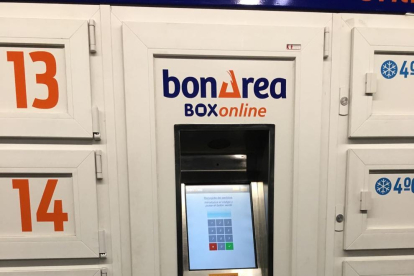 Un cliente recoge su pedido efectuado ‘online’ en uno de los boxes de BonÀrea.