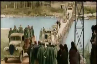 Tropas y civiles cruzando el río Segre por el actual Pont Vell. 