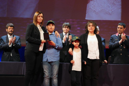Les esposes i els dos fills dels rurals assassinats Xavier Ribes i David Iglesias, ahir en l’acte d’homenatge a Barcelona.