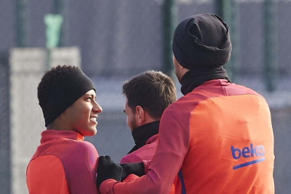 Gerard Piqué, en el entrenamiento junto a Messi y Neymar.