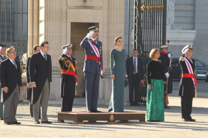 Els reis, al costat de Rajoy, Cospedal i Zoido, ahir en l’acte de la Pasqua Militar al Palau Reial.