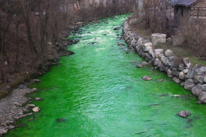 El río Valira teñido de verde este jueves.
