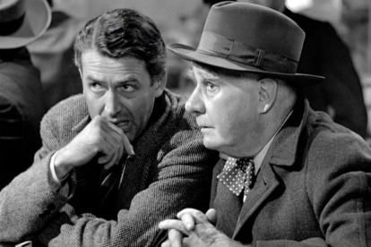 George Bailey con el ángel Clarence.