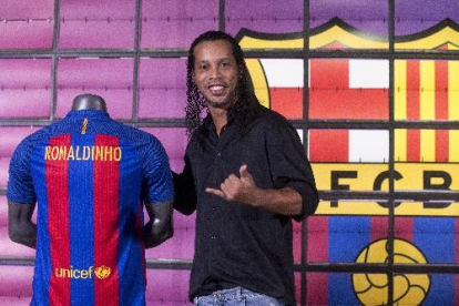 Ronaldinho fue presentado ayer como nuevo embajador del club para los próximos diez años.