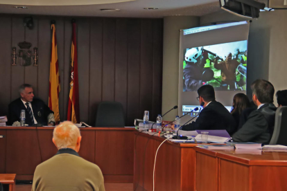 Visionament de la reconstrucció dels fets durant la primera jornada del judici celebrada ahir a l’Audiència de Lleida.