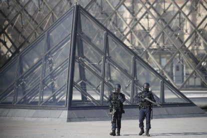Agents de policia munten ahir guàrdia al Louvre, a París.