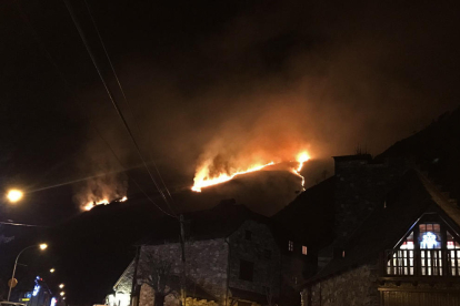 Imagen del incendio que se veía el jueves por la noche desde Garòs. 