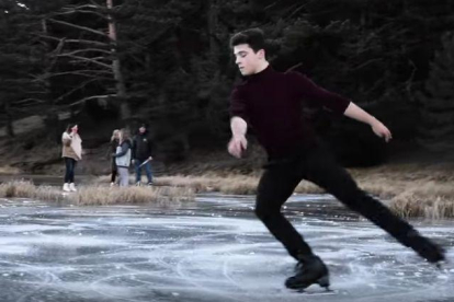 Un joven muestra una placa de hielo de uno de los pequeños estanques de los Camps Elisis de Lleida