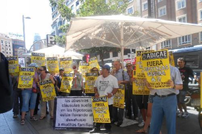 Foto de archivo de una protesta contra los abusos bancarios. 