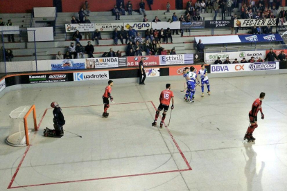 Los jugadores del ICG Lleida celebran un gol ayer en Reus.
