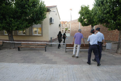 Mossos d’Esquadra buscando pruebas en la zona en la que tuvo lugar el apuñalamiento