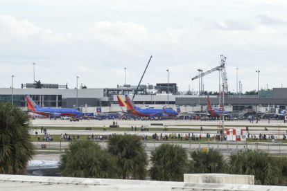 Cientos de personas en la pista del aeropuerto de Ford Lauderdale, poco después del ataque.