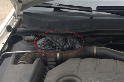 La bossa de marihuana amaga al motor del vehicle.