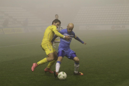 Casares, uno de los destacados del partido, pugna por un balón con un defensor del Badalona.