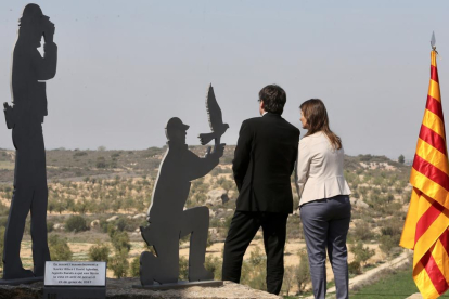 Puigdemont i Serret, al lado del monumento en homenaje a los agentes rurales.