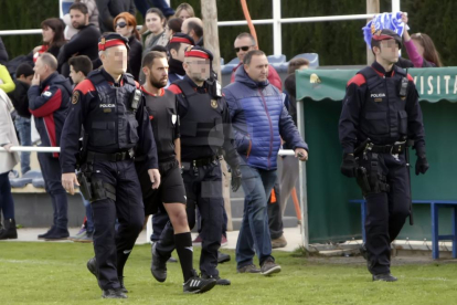 Vuit agents van haver de custodiar el col·legiat de l'Artesa de Lleida-Blocs Joan Carles al ser assetjat per l'equip visitant i el partit va ser suspès