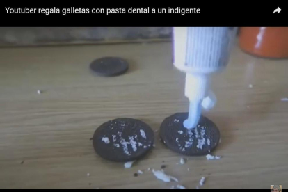 Vídeo del jove que va donar galetes amb dentifrici a un indigent.