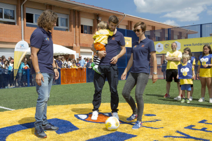 Piqué, Puyol, el directiu blaugrana Jordi Cardoner i la filla de Cruyff (esquerra), amb un grup de nens.