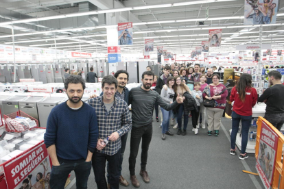 Els Amics de les Arts firmaron discos ayer en el Media Markt de Lleida ante más de un centenar de fans.
