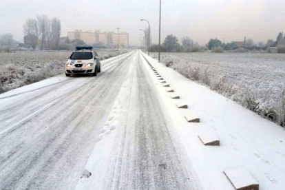 El hielo obligó a cortar el vial entre Balàfia y el Secà de Sant Pere tras el accidente y durante cinco horas. 