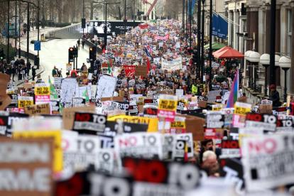 Miles de personas se manifestaron ayer en Londres contra la invitación del Gobierno británico a Donald Trump..