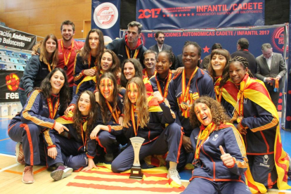 Rubín de Celis y Adrián García, tumbados junto al trofeo de campeones y sus compañeros del equipo.