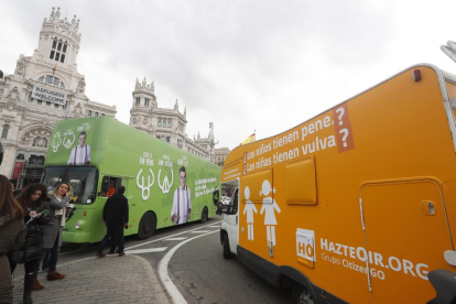 L’autocaravana es va creuar ahir a Madrid amb el bus que parodia el seu lema del Gran Wyoming.