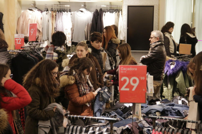 Clientes comprando ayer en un establecimiento del Eix Comercial de Lleida.