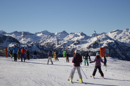 Esquiadores en las pistas de Baqueira, que ha cerrado la campaña con 125.000 forfaits vendidos. 