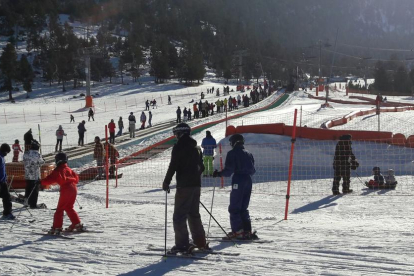 Esquiadors a les pistes de Baqueira, que ha tancat la campanya amb 125.000 forfets venuts.