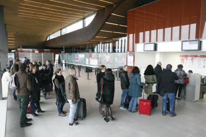 Viajeros facturando su equipaje en el primer vuelo de este año a Palma de Mallorca.