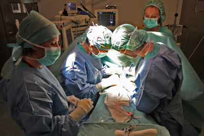 Imatge d’arxiu d’una operació quirúrgica a l’Arnau.