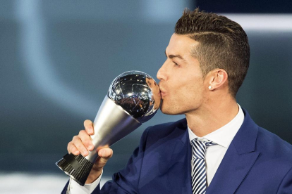 El davanter portuguès besa el trofeu The Best que per primera vegada va donar la FIFA.