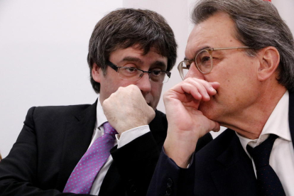 Puigdemont y Mas en una reunión de ayer del PDeCAT.