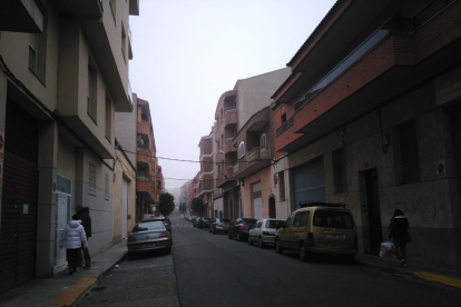 Estado actual de las aceras de la calle Les Roses en el barrio de La Bordeta.
