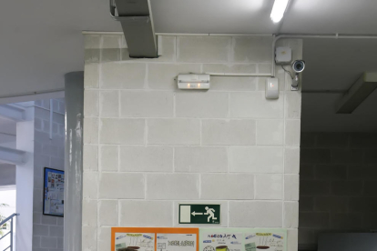 Una càmera a l’institut Guindàvols en un passadís on hi ha taquilles d’alumnes.