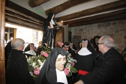 Decenas de Hermanitas de los Ancianos Desamparados llegadas de varios puntos de España participaron en la procesión ayer en Aitona.