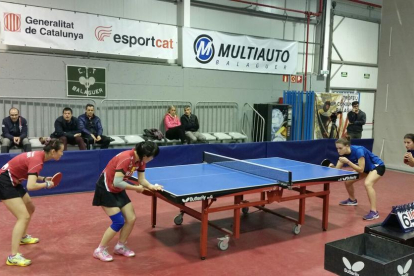 Ting Ting Wang i YanLan Li van superar en el partit de dobles Laura Ramírez i Marina Ñíguez.