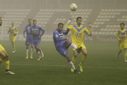 Cristian Gómez refusa la pilota davant d’un jugador del Badalona dissabte passat.