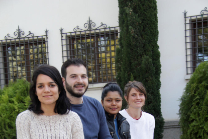Joana, Ángel, Priya i Sarah, quatre joves investigadors a la UdL.